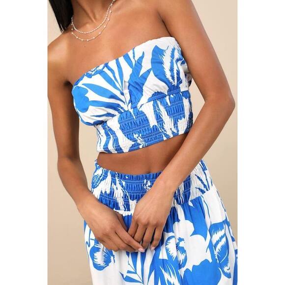 Lulus Tops - Lulus Luana Blue And White Floral Crop Top - Size M New with tags